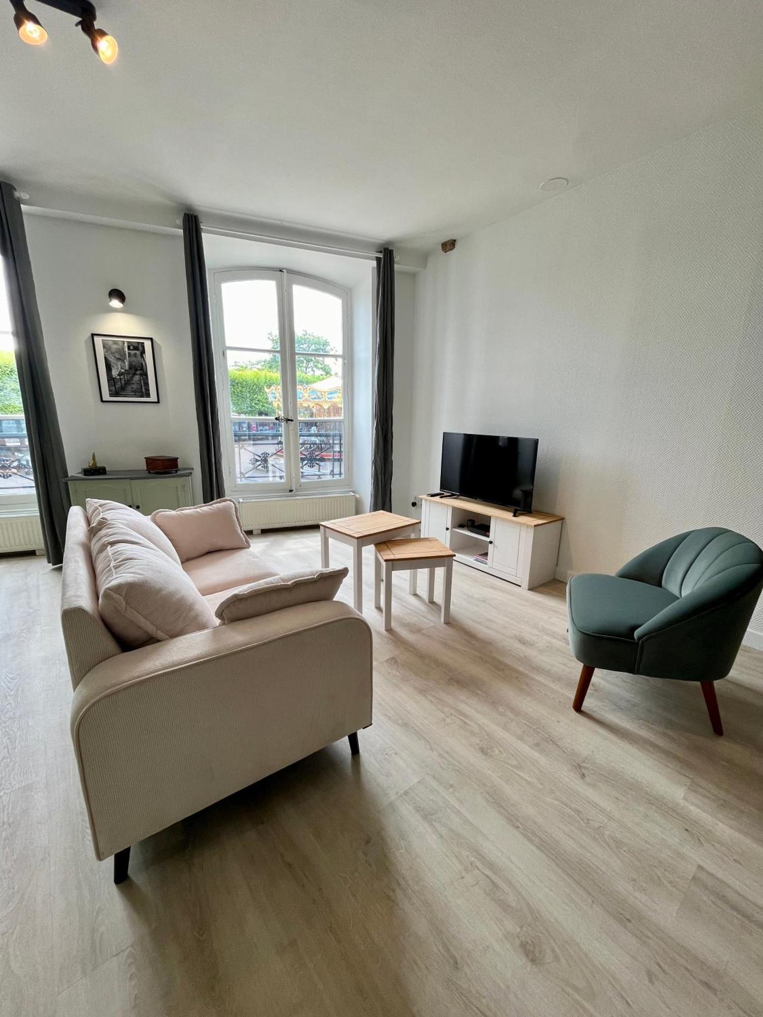 La Place Du Chateau - Vue Exceptionnelle Sur Le Chateau De Blois Exterior photo