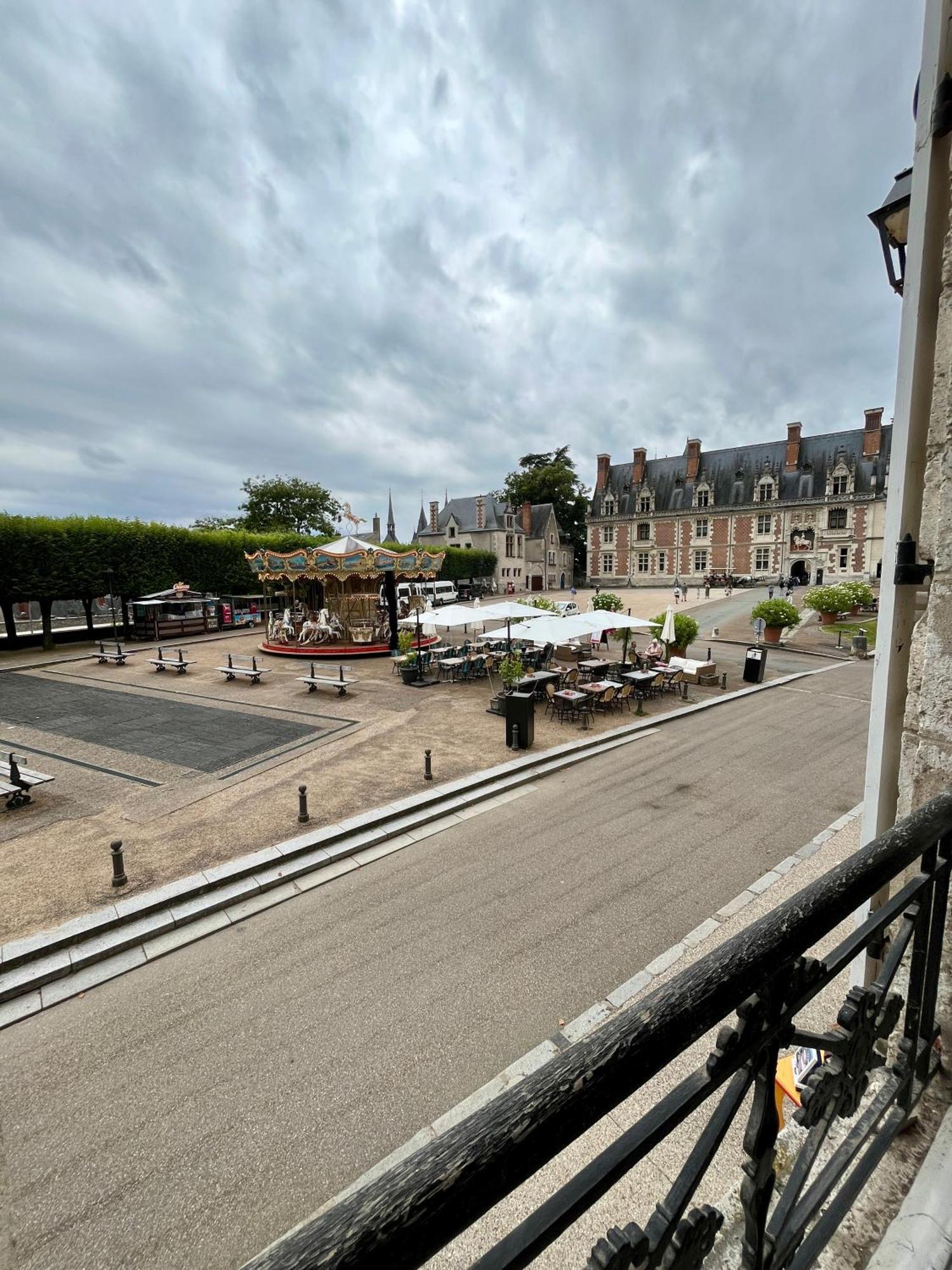 La Place Du Chateau - Vue Exceptionnelle Sur Le Chateau De Blois Exterior photo